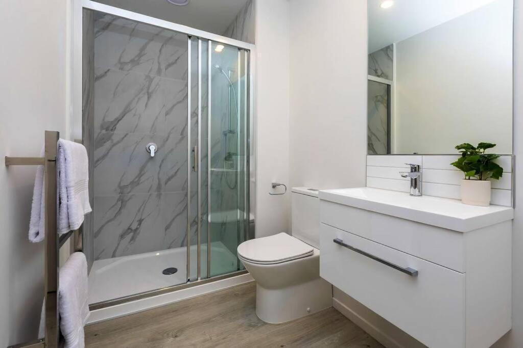 2 Bedrooms Apprtmt Plus Underground Parking In Cbd Christchurch Kültér fotó