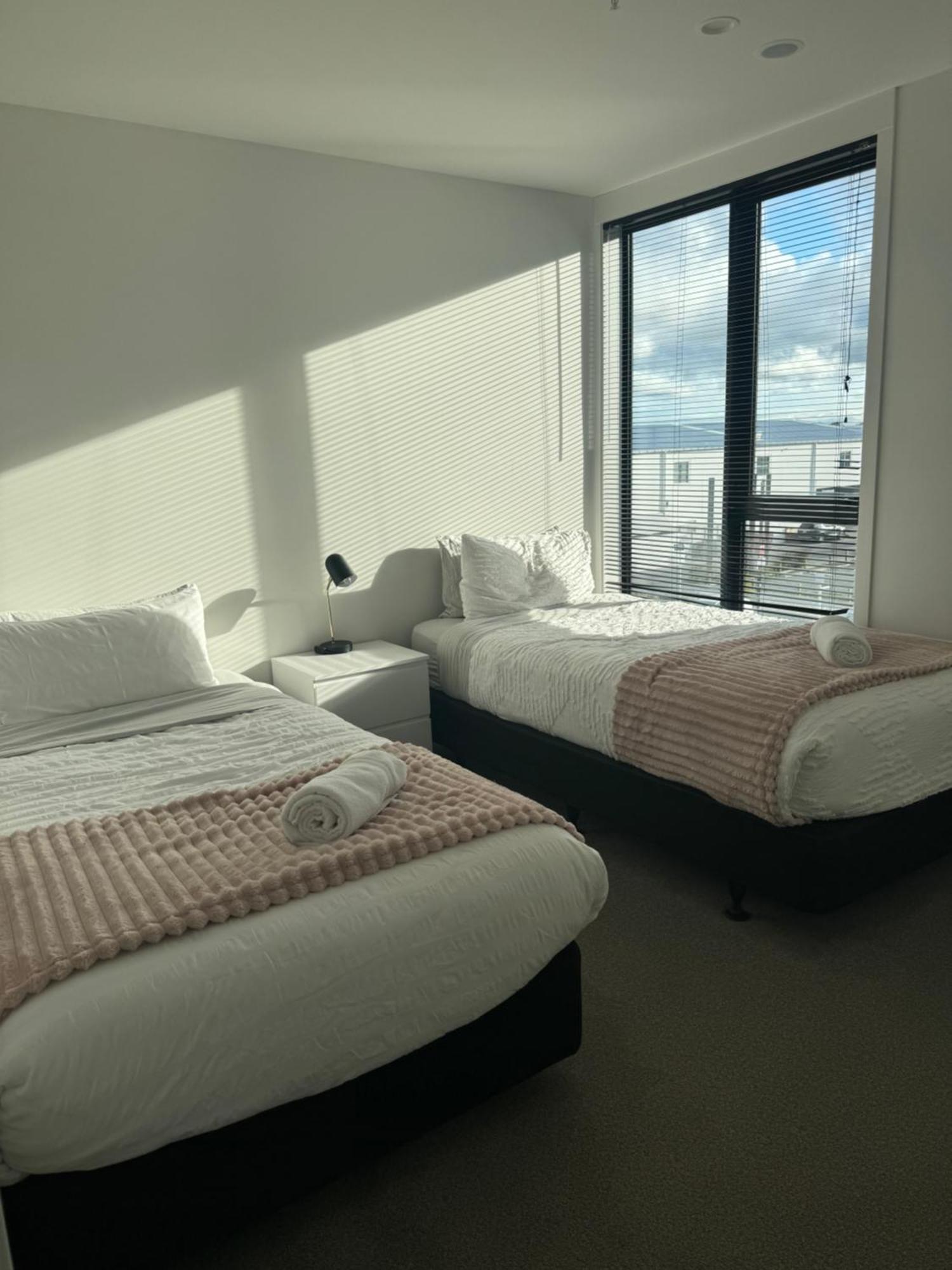 2 Bedrooms Apprtmt Plus Underground Parking In Cbd Christchurch Kültér fotó